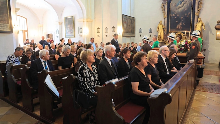 Die Kirche war voll mit Trauernden.