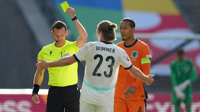 Gegen die Niederlande sah Patrick Wimmer im Berliner Olympiastadion seine zweite Gelbe Karte.
