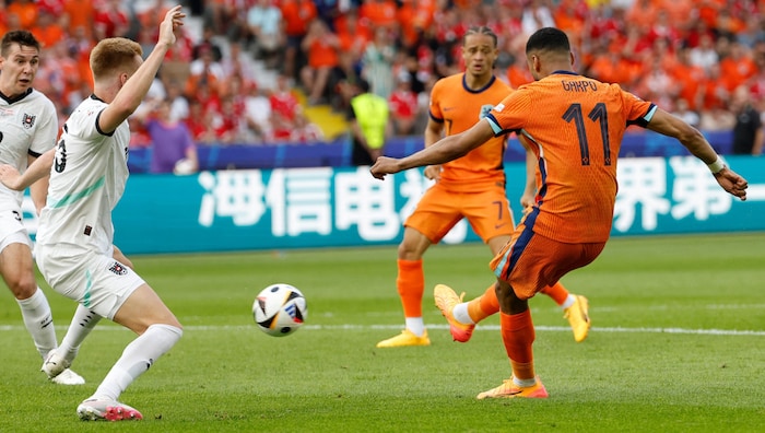 Cody Gakpo equalizes for the Netherlands.