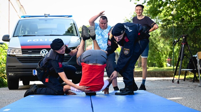 Polizeischüler assistierten beim Purzelbäume schlagen.