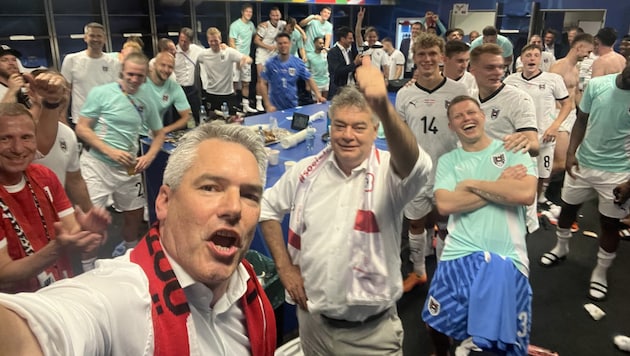 Federal Chancellor Karl Nehammer (ÖVP) and Vice-Chancellor/Sports Minister Werner Kogler (Greens) entered the ÖFB dressing room. (Bild: BKA)