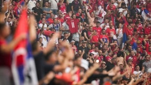 Fans auf der ganzen Welt fiebern mit ihren Lieblingsvereinen mit. Wobei sich die Modi in den Fußballligen doch gravierend unterscheiden. (Bild: AP/ASSOCIATED PRESS)