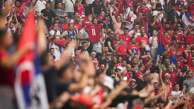 Fans auf der ganzen Welt fiebern mit ihren Lieblingsvereinen mit. Wobei sich die Modi in den Fußballligen doch gravierend unterscheiden. (Bild: AP/ASSOCIATED PRESS)