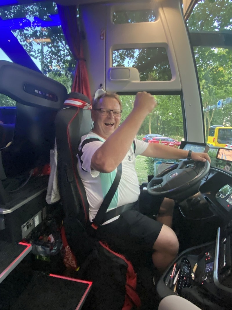Busfahrer Stefan, seit 16 Jahren Chauffeur des Nationalteams, freute sich mit den Spielern mit. (Bild: Matthias Mödl)