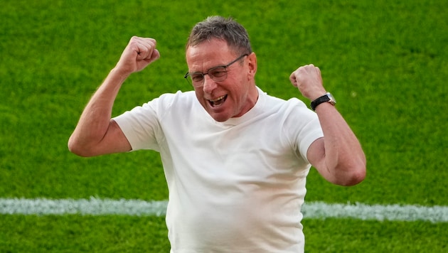 Ralf Rangnick celebrates the victory of his ÖFB team against the Netherlands. (Bild: AP ( via APA) Austria Presse Agentur/ASSOCIATED PRESS)