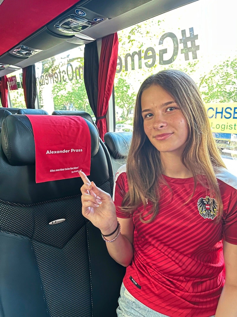 Lavinia, Fan von Sturm Graz, saß im Bus auf dem Platz von Alexander Prass, der gegen Holland bärenstark spielte. (Bild: Philipp Scheichl)