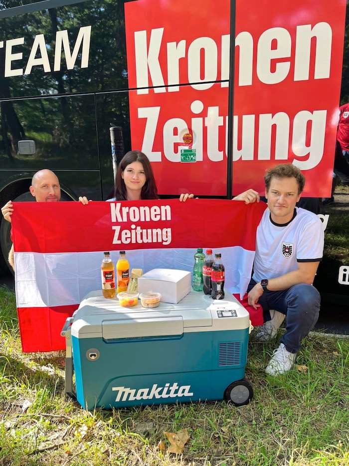 Gerald, Sophie und Lucas verwöhnten die Gäste an Bord des Buses mit Getränken und Snacks.