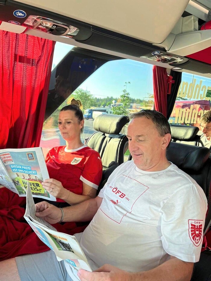 Manuela und Erwin stimmten sich im Bus mit dem EURO Extra der „Krone“ auf das Match gegen ...