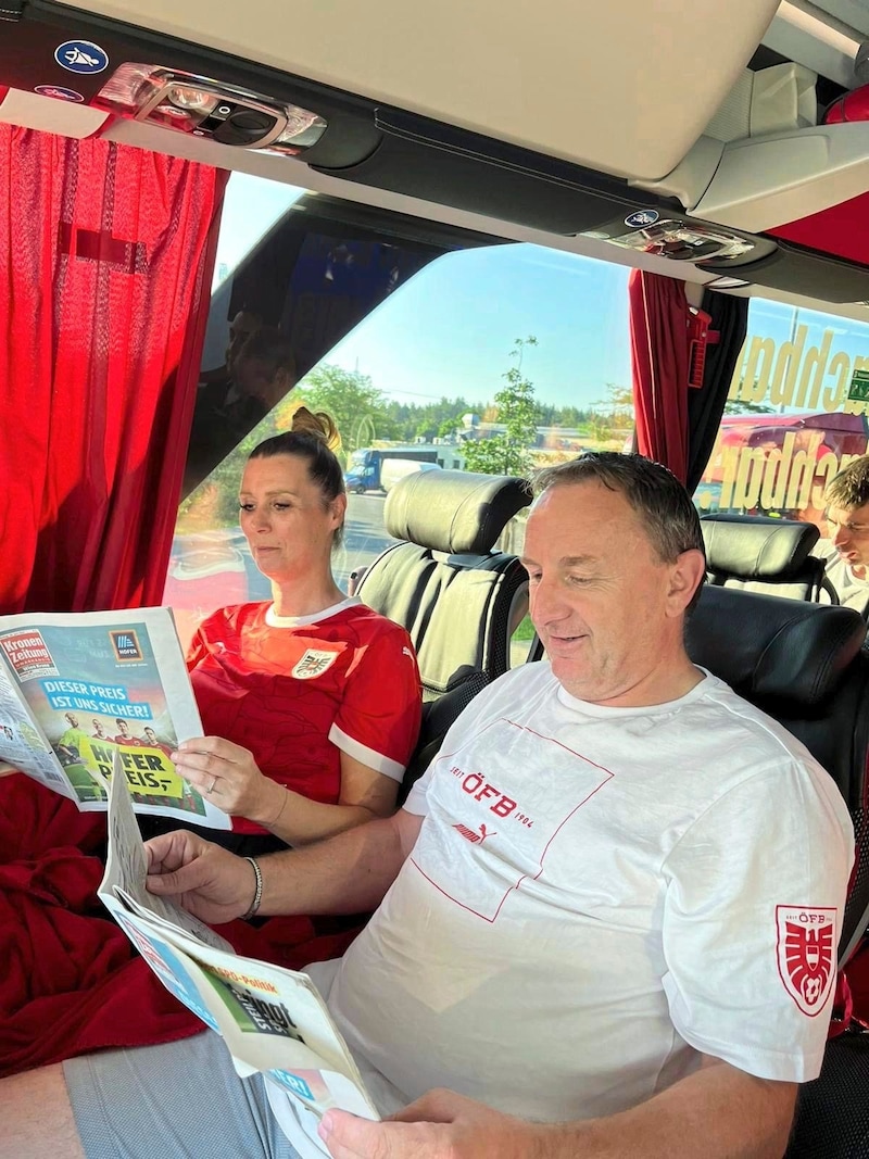 Manuela und Erwin stimmten sich im Bus mit dem EURO Extra der „Krone“ auf das Match gegen Holland ein. (Bild: Philipp Scheichl)
