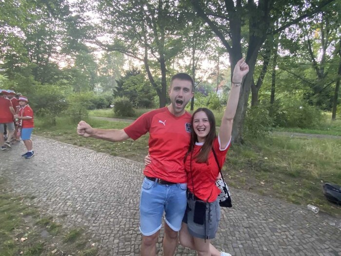 „Krone“-Gewinnerin Maria und ihr Freund Markus waren nach dem 3:2 gegen die Niederlande völlig ...