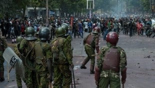 Tränengas und Wasserwerfer zeigten keine Wirkung, deshalb ging Kenias Polizei mit scharfer Munition gegen Demonstranten vor. (Bild: APA/AFP/Kabir Dhanji)