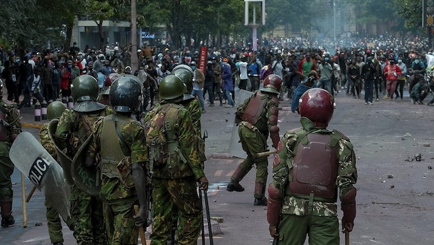 Göz yaşartıcı gaz ve tazyikli su etkili olmayınca Kenya polisi göstericilere karşı gerçek mermi kullandı. (Bild: APA/AFP/Kabir Dhanji)
