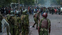 Tränengas und Wasserwerfer zeigten keine Wirkung, deshalb ging Kenias Polizei mit scharfer Munition gegen Demonstranten vor. (Bild: APA/AFP/Kabir Dhanji)