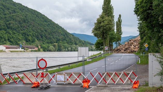 13,000 cubic meters of rock fell onto the B33 and the Danube cycle path on 3 June. (Bild: NLK Burchhart)