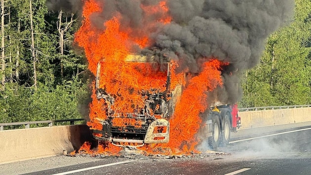 A teherautó lángokban állt. (Bild: zVg)