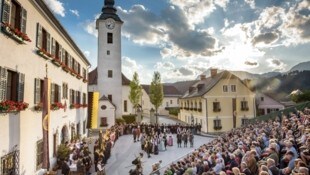 Das Schauspiel am Öblarner Kirchplatz.