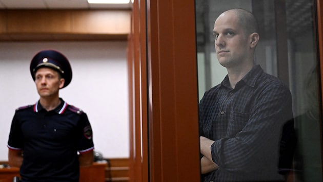 Evan Gershkovich mahkemeye başı tıraşlı olarak çıktı. (Bild: APA/AFP/NATALIA KOLESNIKOVA)