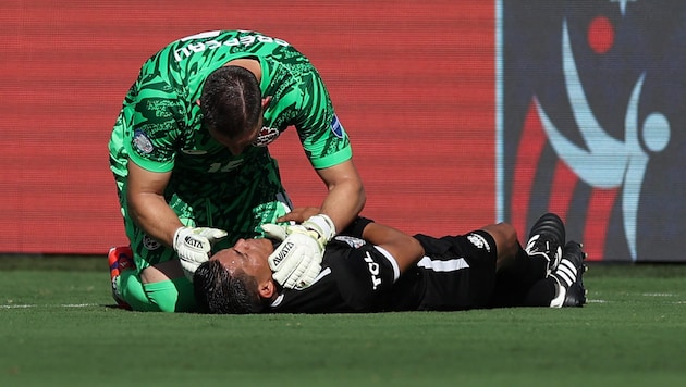 Maxime Crepeau and the collapsed Humberto Panjoj (Bild: APA Pool/APA/Getty Images via AFP/GETTY IMAGES/JAMIE SQUIRE)