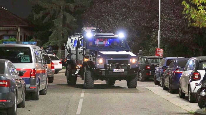 Schwer gepanzert fahndete die Polizei nach den flüchtigen Schützen.