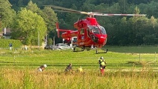 Die Crew von Rettungshubschrauber „Martin 3“ sowie Bergrettungsleute bargen die Verletzte nach dem Absturz.  (Bild: Loy Robert/Robert Loy)