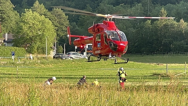 "Martin 3" kurtarma helikopterinin mürettebatı ve dağ kurtarıcıları kazanın ardından yaralıyı kurtardı. (Bild: Loy Robert/Robert Loy)