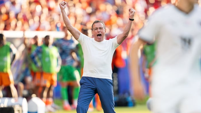„Professor“ Rangnick jubelt über Österreichs Gruppensieg bei der EM.