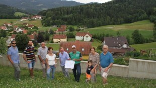 Halfen alle mit und sind glücklich mit dem Ergebnis: Carlos Rondón, Lorenz und Helmut Aldrian, Elisabeth Konrad, André Laude, Initiator Werner Konrad, Franziska Kappel (mit Enkel Alexander) und Wolfgang Koschar (von links). In der Mitte des Waldes im Hintergrund hätte die Anlage entstehen sollen. (Bild: Fürbass Josef)