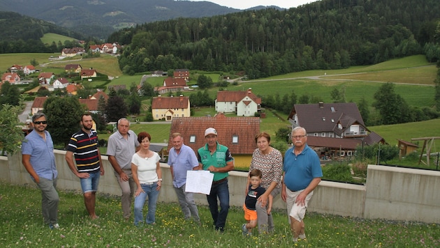 Halfen alle mit und sind glücklich mit dem Ergebnis: Carlos Rondón, Lorenz und Helmut Aldrian, Elisabeth Konrad, André Laude, Initiator Werner Konrad, Franziska Kappel (mit Enkel Alexander) und Wolfgang Koschar (von links). In der Mitte des Waldes im Hintergrund hätte die Anlage entstehen sollen. (Bild: Fürbass Josef)