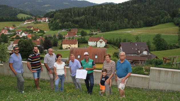 They all helped and are happy with the result: Carlos Rondón, Lorenz and Helmut Aldrian, Elisabeth Konrad, André Laude, initiator Werner Konrad, Franziska Kappel (with grandson Alexander) and Wolfgang Koschar (from left). The facility should have been built in the middle of the forest in the background. (Bild: Fürbass Josef) They all helped and are happy with the result: Carlos Rondón, Lorenz and Helmut Aldrian, Elisabeth Konrad, André Laude, initiator Werner Konrad, Franziska Kappel (with grandson Alexander) and Wolfgang Koschar (from left). The facility should have been built in the middle of the forest in the background. (Bild: Fürbass Josef)