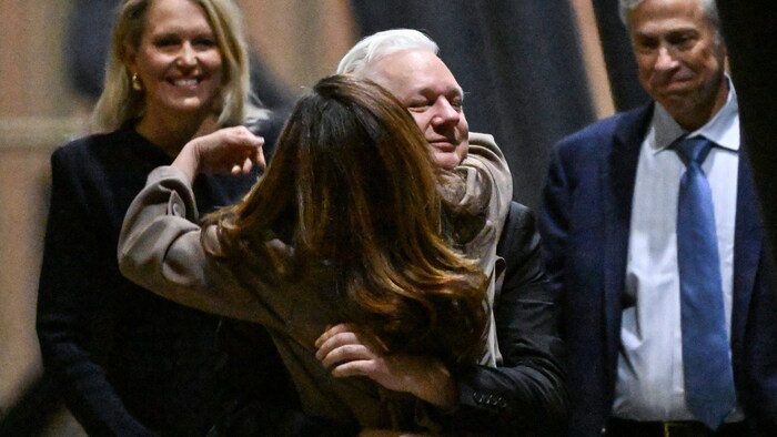 Assange nimmt seine Ehefrau Stella in Canberra in die Arme.