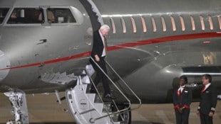 Julian Assange steigt am australischen Flughafen in Canberra als freier Mann aus dem Flugzeug.   (Bild: APA/AFP )