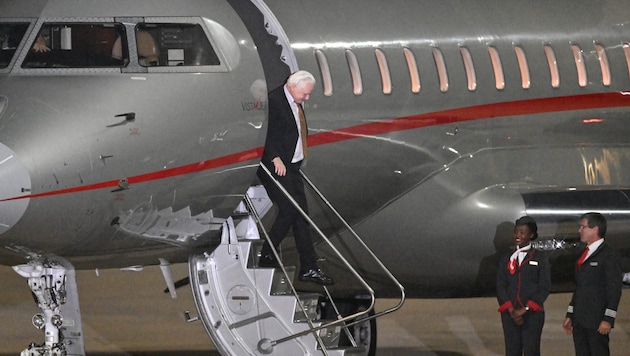 Julian Assange szabad emberként száll le a repülőgépről az ausztrál Canberrai repülőtéren. (Bild: APA/AFP )