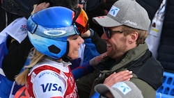 Mikaela Shiffrin half ihrem Verlobten Aleksander Aamodt Kilde durch eine schwere Zeit.  (Bild: AFP/APA/SEBASTIEN BOZON)