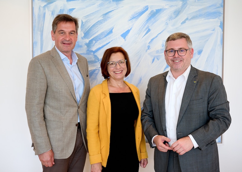 „Land und Gemeinde gehen hier Hand in Hand und arbeiten geschlossen an der bestmöglichen Versorgung für die Menschen“, betonen Landesrat Ludwig Schleritzko (re.) und Bürgermeister Werner Krammer - hier mit  „ProMami“-Leiterin Beatrix Cmolik. (Bild: NLK Pfeiffer)