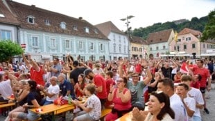 Am bummvollen Hauptplatz in Hartberg wurde ausgelassen gefeiert! (Bild: Heintz Richard/Richard Heintz 8010 A-Graz)