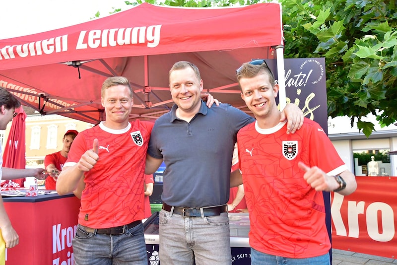 In Partylaune! Thomas Grill (Gemeinde Hartberg, links), Roland Puchas (Pressechef TSV Hartberg, rechts) und „Steirerkrone“- Sportchef Georg Kallinger. (Bild: Richard Heintz 8010 A-Graz)