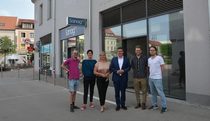 Bürgermeister Peter Eisenschenk mit den Ärzte-Team