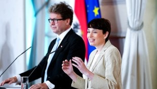 Bildungsminister Martin Polaschek (ÖVP) präsentierte gemeinsam mit Grünen-Klubobfrau Sigrid Maurer gemeinsame Beschlüsse in der Bildungspolitik. (Bild: APA/EVA MANHART)