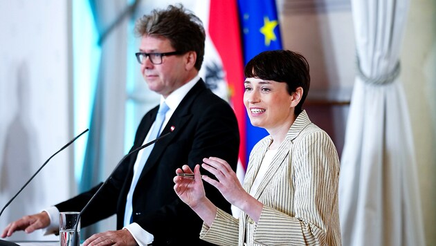 Bildungsminister Martin Polaschek (ÖVP) präsentierte gemeinsam mit Grünen-Klubobfrau Sigrid Maurer gemeinsame Beschlüsse in der Bildungspolitik. (Bild: APA/EVA MANHART)