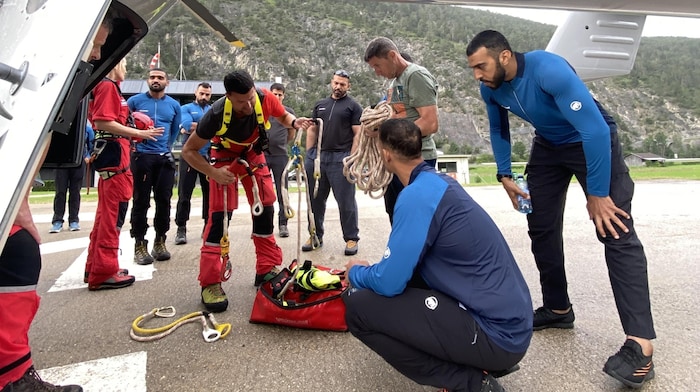 Die Bergsteiger aus den Vereinigten Arabischen Emiraten nahmen Martin 2 genau unter die Lupe.
