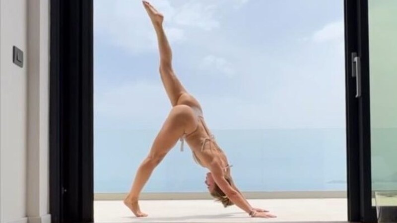 Lola Weippert bikiniyle yaptığı yoga egzersizleriyle hayranlarını sevindirdi. (Bild: instagram.com/lolaweippert)