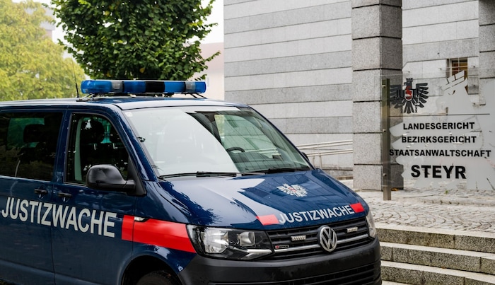 Alte Busse und aggressive Insassen gefährden das Wohl der Wachen. Das Ministerium tue zu wenig, ...
