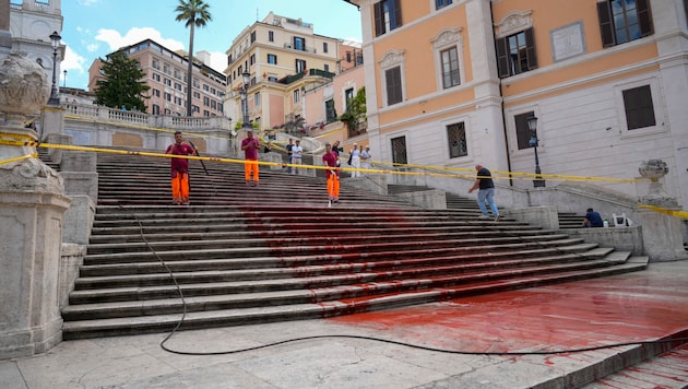 Mit blutroter Farbe wollten die Aktivistinnen auf Frauenmorde und frauenfeindliche Maßnahmen der Regierung aufmerksam machen. (Bild: APA/Copyright 2024 The Associated Press. All rights reserved)