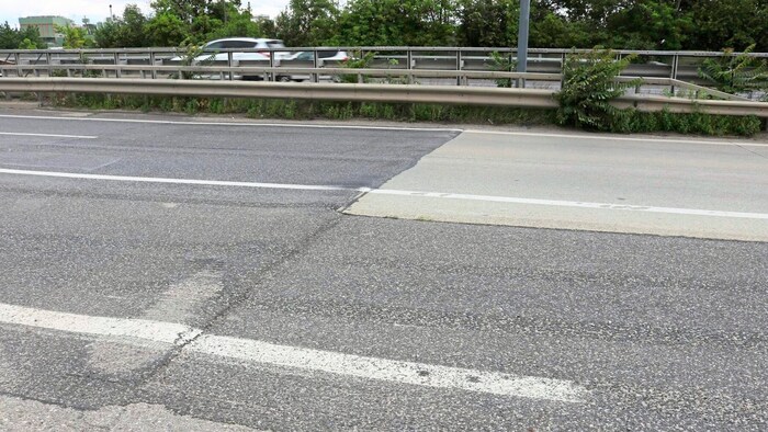 Aufgrund der Verkehrsfrequenz und des Alters ist eine grundlegende Sanierung der Fahrbahnen und ...