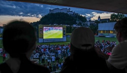 In die kleine Fanzone im Nonntal passen gerade einmal 1800 Zuschauer. (Bild: Tröster Andreas)