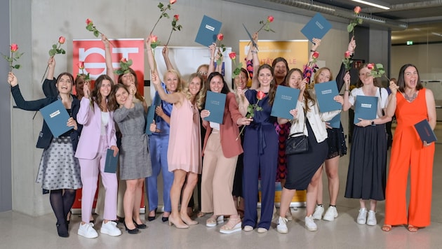 With their diplomas in hand, the dedicated young ladies looked forward to their future careers at the ceremony. (Bild: Wolfgang Lackner)