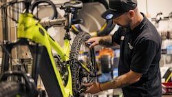 Der Sportfachhandel kann zwar E-Bikes reparieren – doch die Geltendmachung des Reparaturbonus ist nicht möglich. (Bild: Intersport)