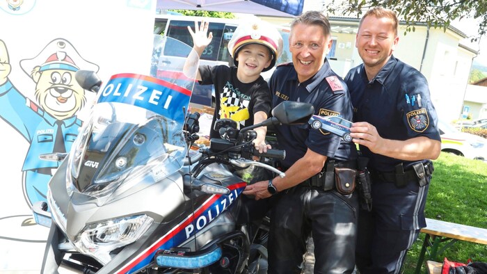 Auch die Polizei ließ sich das Spektakel nicht entgehen.