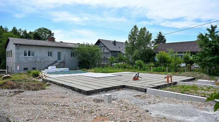 Auf diesem Fundament wird bald ein Fertigteilhaus an Stelle des alten Hauses errichtet.