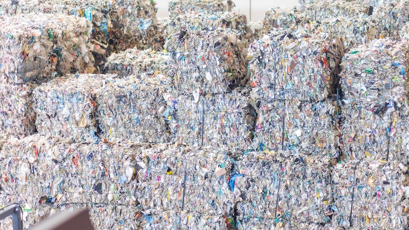 A válogatott műanyag bálák formájában hagyja el a telephelyet, hogy sampon-, mosogatószer-, szemeteszsák- vagy fóliatartályok készüljenek belőle. (Bild: ARA Altstoff Recycling Austria AG/APA-Fotoservice/Schneeberger)